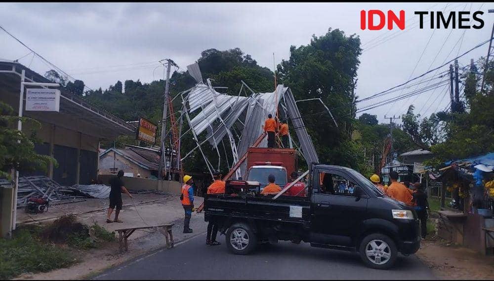 Ngeri! Angin Kencang Picu Atap Terbang di Bandar Lampung