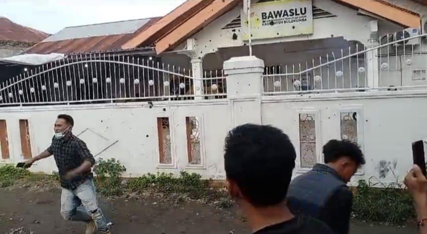 Dianggap Tak Adil, Kantor Bawaslu Bulukumba Dilempari Kotoran Sapi