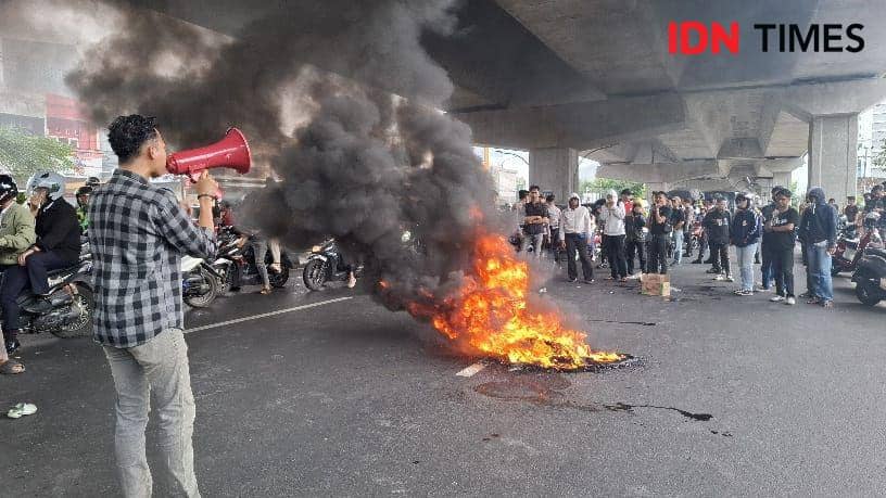Pemuda Bulukumba Demo di Bawaslu Sulsel, Lempar Telur-Blokade Jalan
