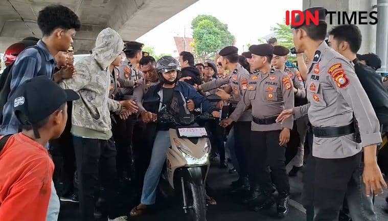 Pengendara sepeda motor nyaris diamuk massa di depan Kantor Bawaslu Sulsel, Rabu (4/12/2024) / IDN Times : Darsil Yahya