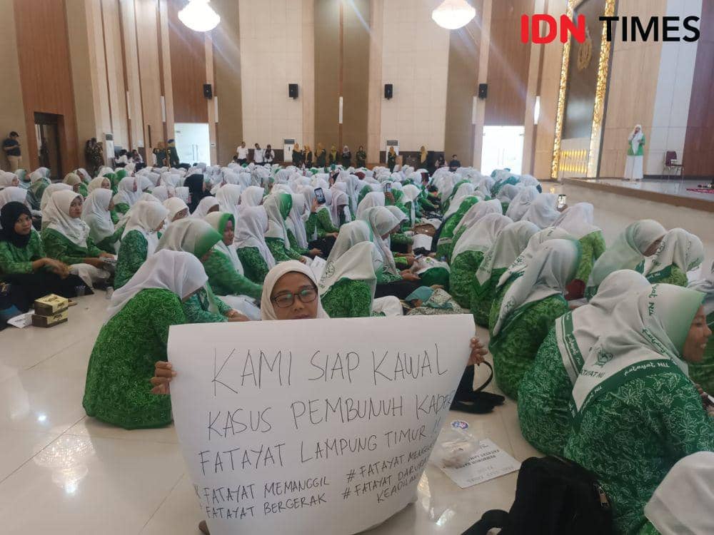 Ratusan kader Fatayat NU gelar aksi solidaritas dan doa bersama di Mapolda Lampung. (IDN Times/Tama Yudha Wiguna).