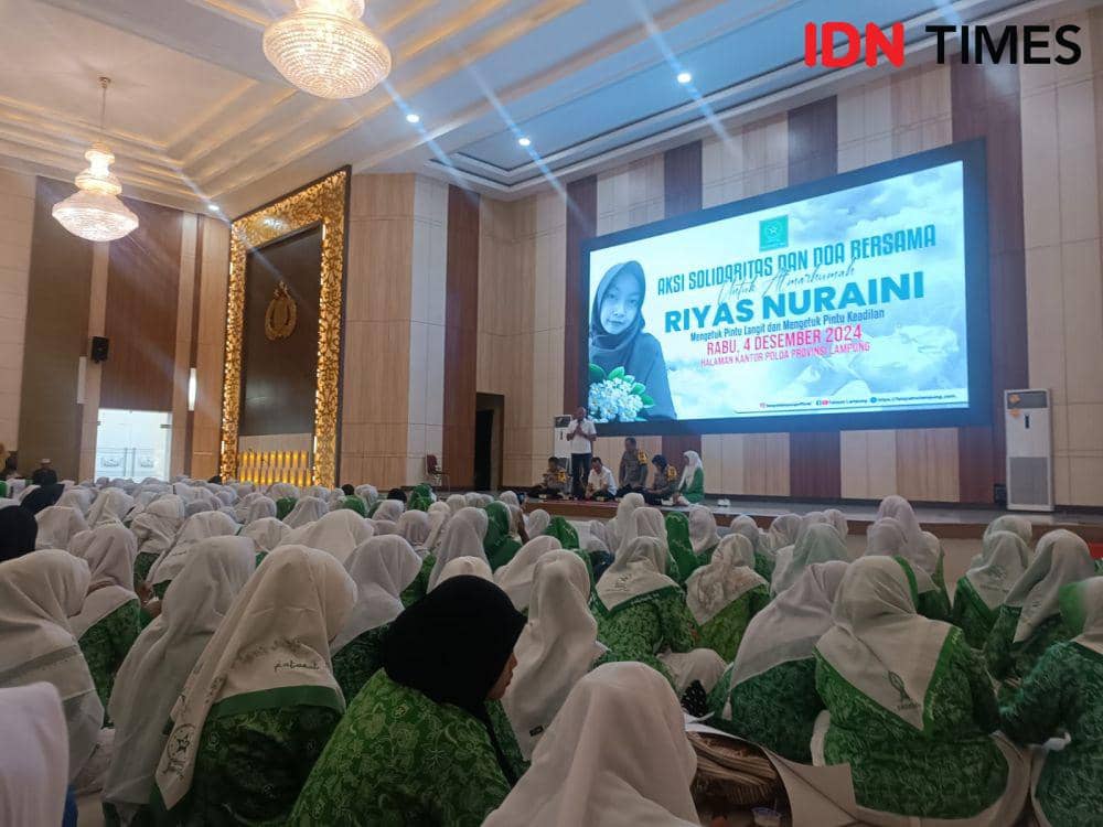 Ratusan kader Fatayat NU gelar aksi solidaritas dan doa bersama di Mapolda Lampung. (IDN Times/Tama Yudha Wiguna).