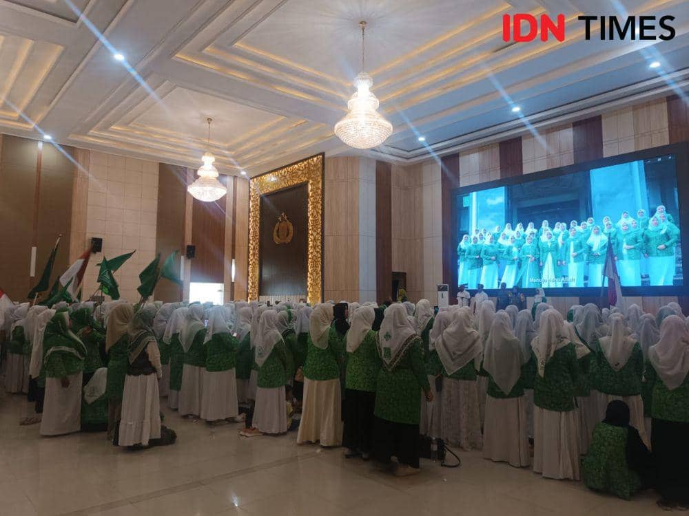 Ratusan kader Fatayat NU gelar aksi solidaritas dan doa bersama di Mapolda Lampung. (IDN Times/Tama Yudha Wiguna).