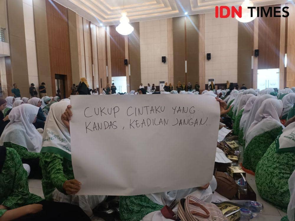 Ratusan kader Fatayat NU gelar aksi solidaritas dan doa bersama di Mapolda Lampung. (IDN Times/Tama Yudha Wiguna).