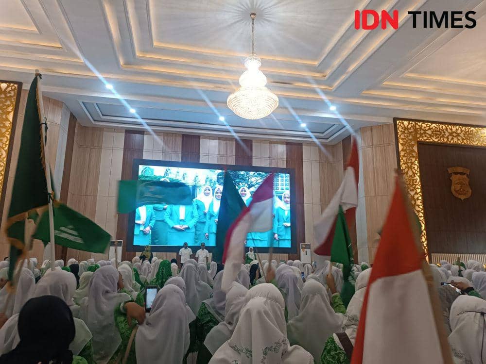 Ratusan kader Fatayat NU gelar aksi solidaritas dan doa bersama di Mapolda Lampung. (IDN Times/Tama Yudha Wiguna).