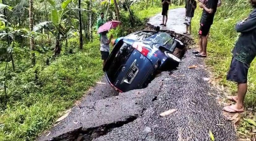 Mobil Terguling dan Tertimbun Jalan Amblas hingga Longsor di Cianjur