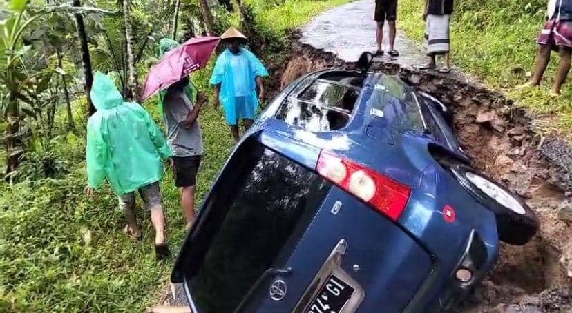 Mobil amblas di Cianjur (IDN Times/Istimewa)