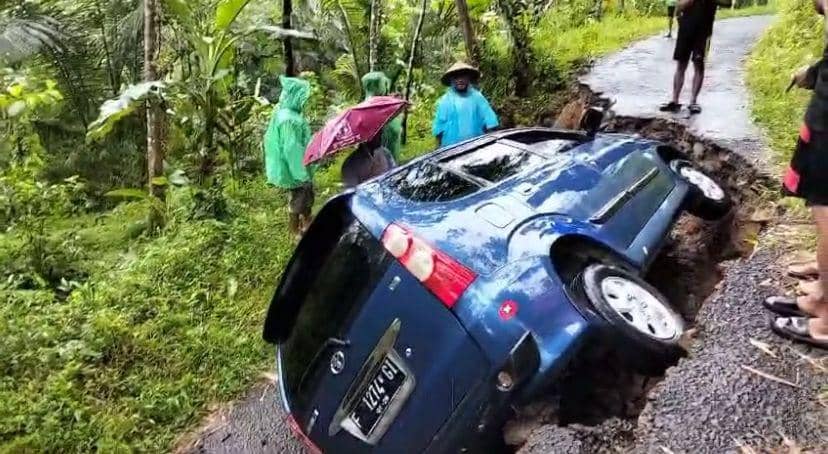 Kondisi mobil terguling akibat jalan amblas di Cianjur (IDN Times/Istimewa)