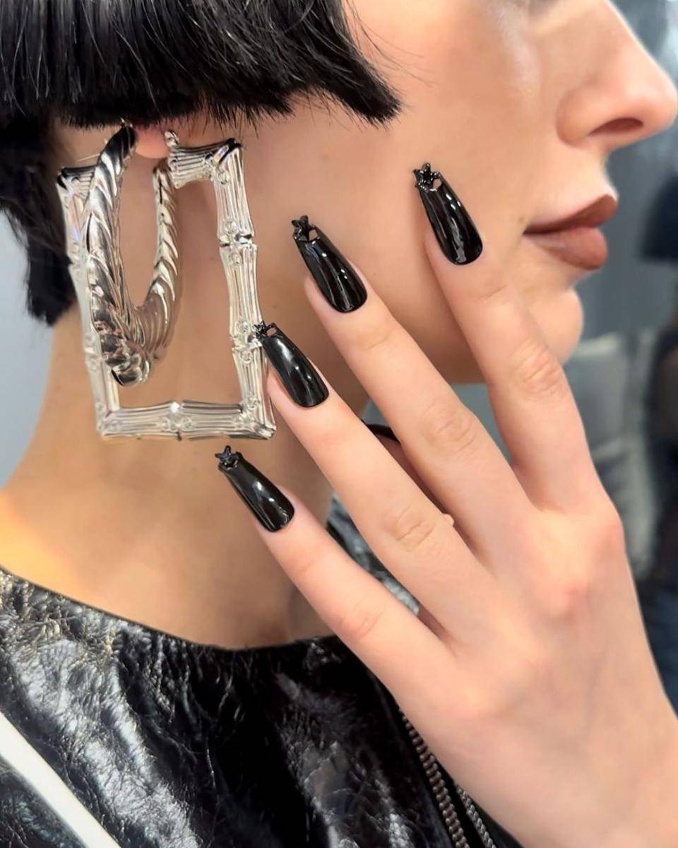 kuku yang dibentuk (instagram.com/julieknailsync)