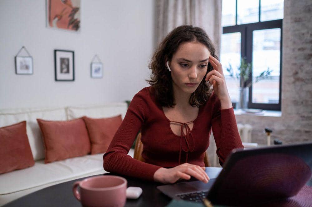 ilustrasi mencari kerja (pexels.com/cottonbro studio)