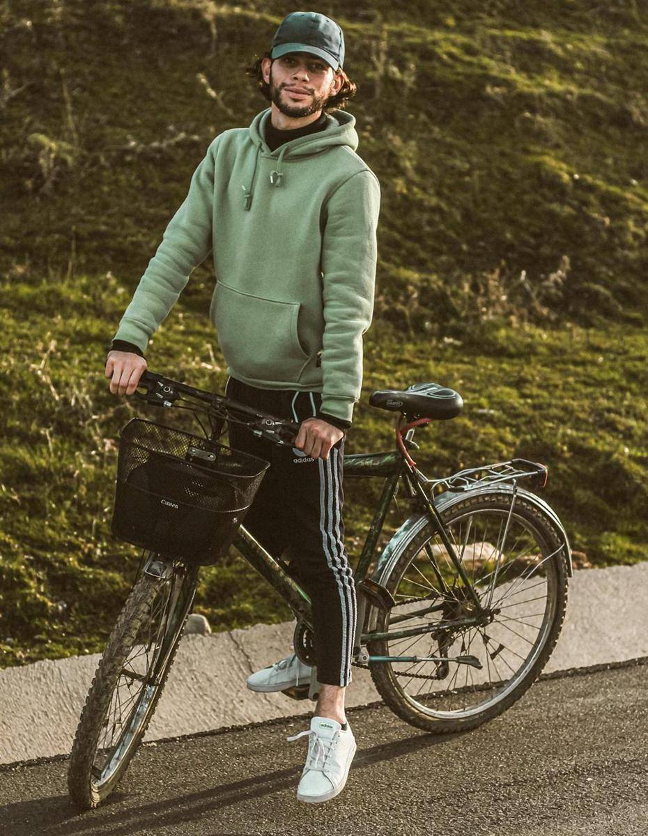 outfit naik sepeda (pexels.com/Dhaya Eddine Bentaleb)