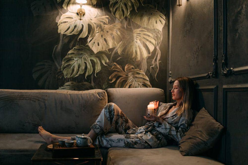 ilustrasi duduk di sofa (pexels.com/Ivan Samkov)