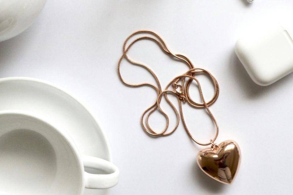 ilustrasi kalung dengan liontin berbentuk hati (pexels.com/Jess Bailey Designs)