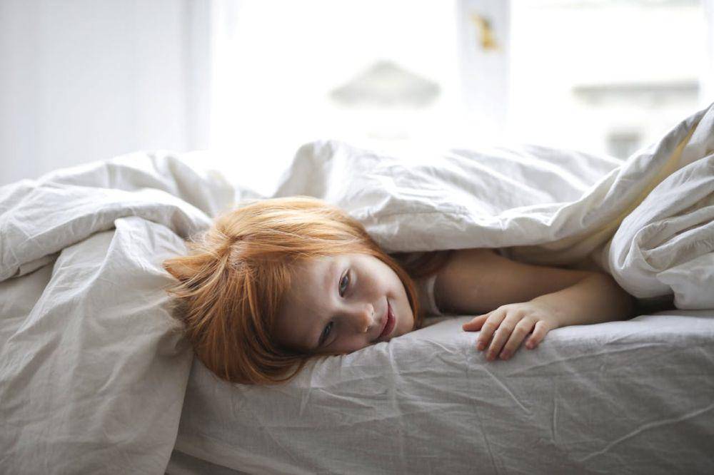 ilustrasi seseorang bangun tidur (pexels.com/Andrea Piacquadio)