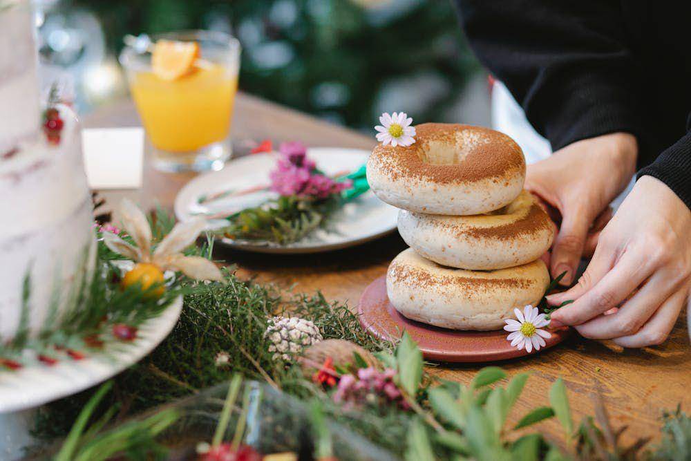 ilustrasi donat kayu manis (pexels.com/Tim Douglas)