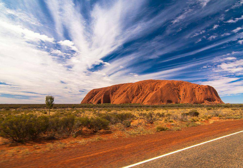 Uluru (unsplash.com/Photoholgic)