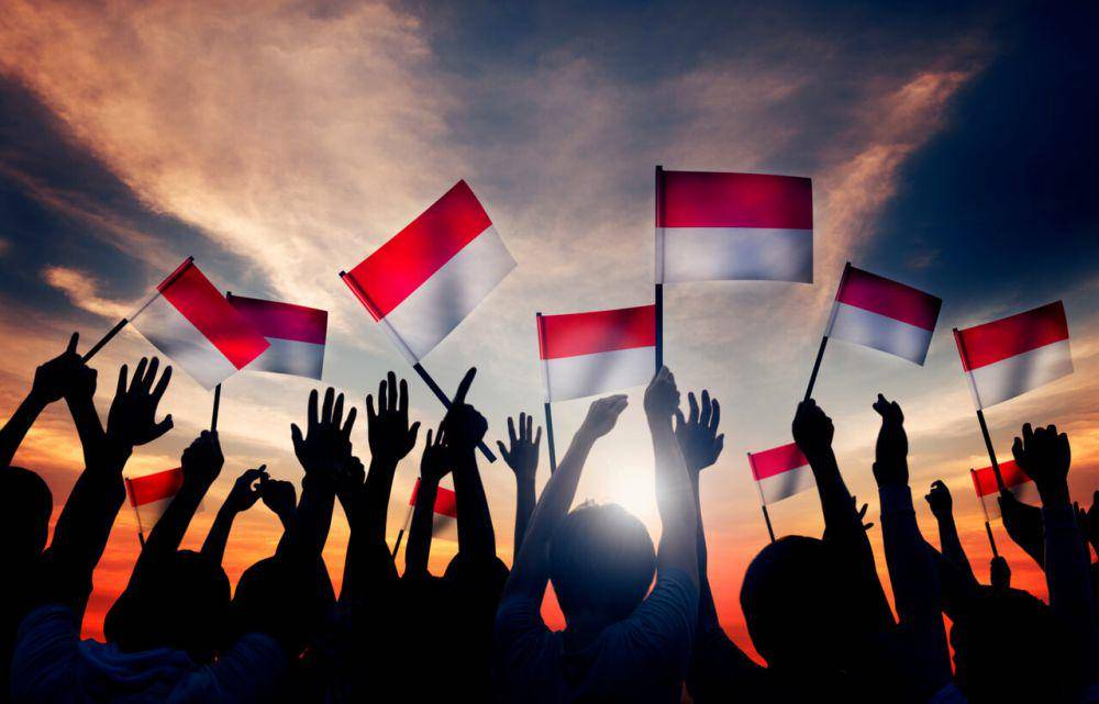 ilustrasi warga indonesia memegang bendera indonesia(google.com/serenata)