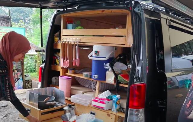 potret modifikasi ala campervan (dok. youtube.com/Fenny KS)