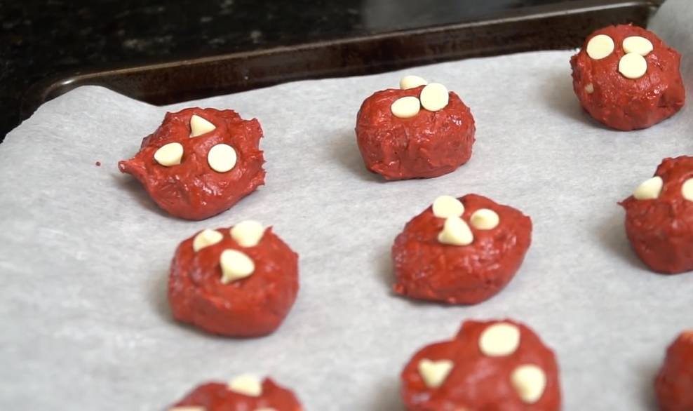 ilustrasi adonan red velvet Christmas cookies yang akan dipanggang (YouTube.com/Mr. Make It Happen)