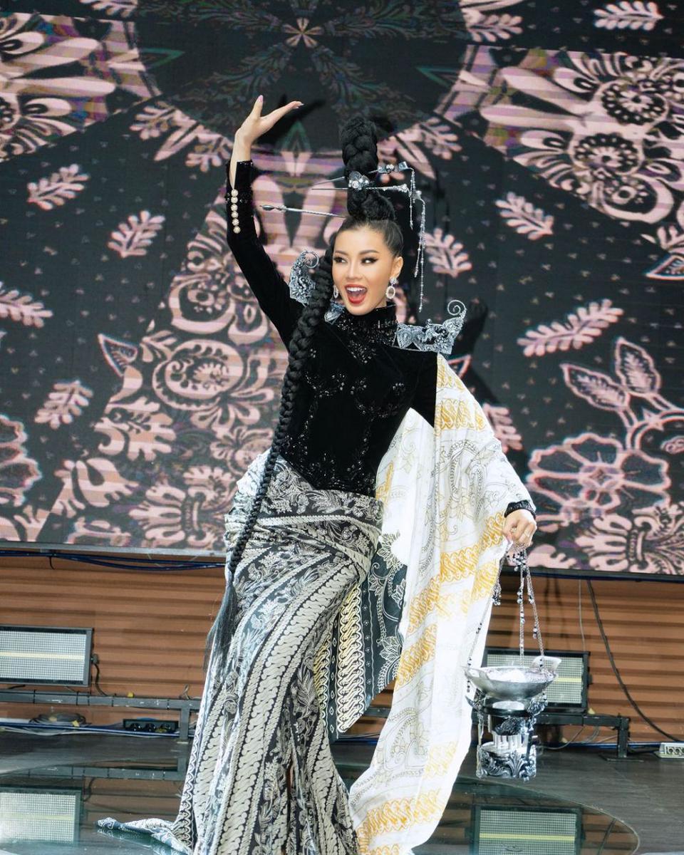 7 Potret National Costume Melati Tedja untuk Miss Charm 2024, Elegan!