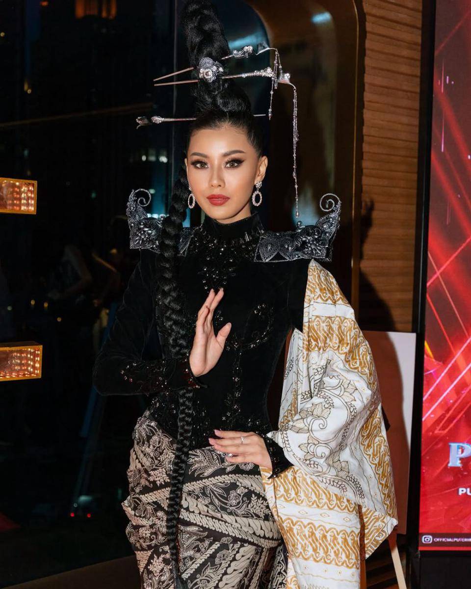 Potret Kostum Nasional Melati Tedja "Sang Pembatik" untuk kompetisi Miss Charm 2024 (instagram.com/OfficialPuteriIndonesia)