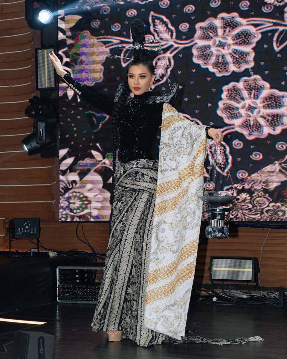 Potret Kostum Nasional Melati Tedja "Sang Pembatik" untuk kompetisi Miss Charm 2024 (instagram.com/OfficialPuteriIndonesia)