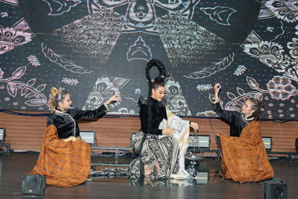 Potret Kostum Nasional Melati Tedja "Sang Pembatik" untuk kompetisi Miss Charm 2024 (instagram.com/OfficialPuteriIndonesia)