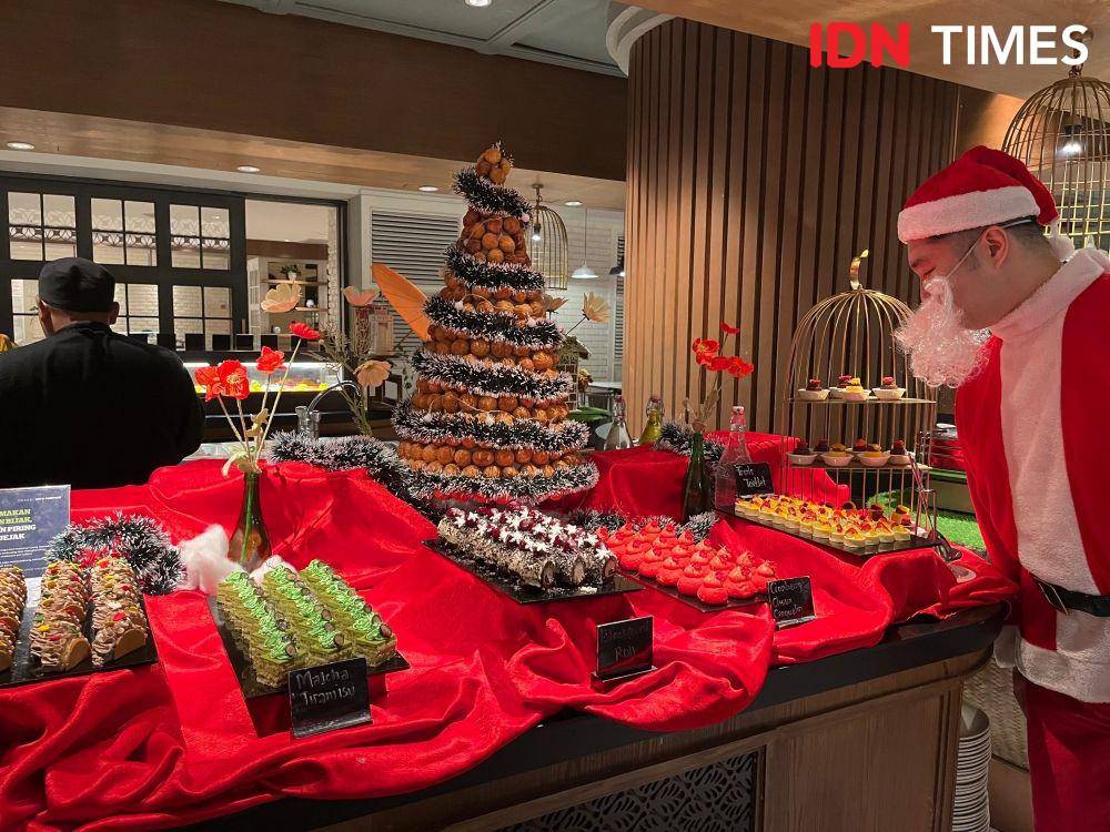 Potret hampers Natal di DoubleTree by Hilton Surabaya (IDN Times/Fina Wahibatun Nisa)