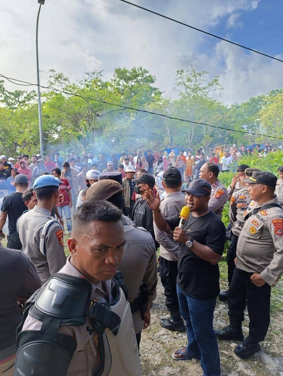 Massa aksi di depan Kantor Bawaslu Buton Tengah, Selasa (3/12/2024)/Istimewa