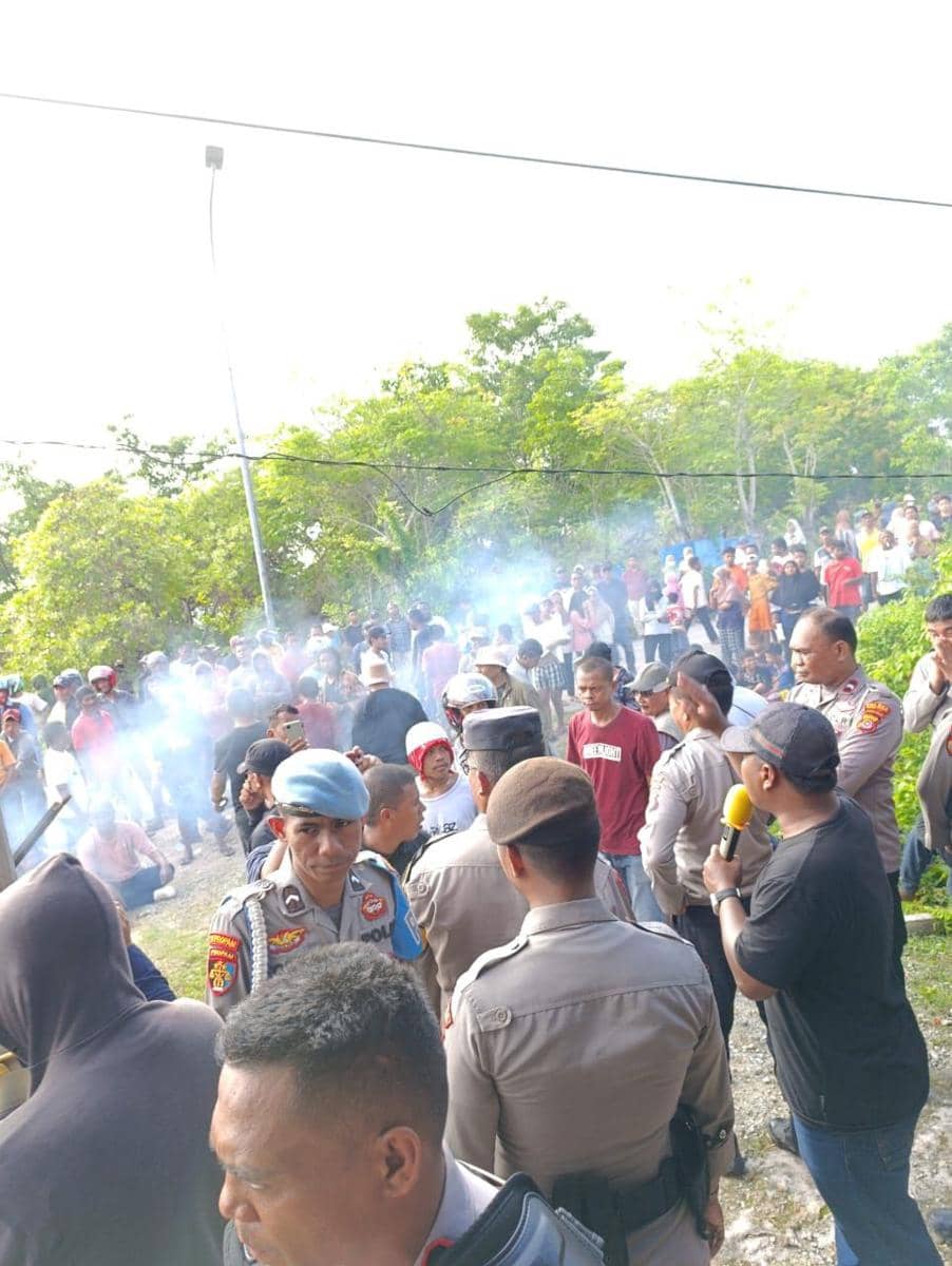 Massa aksi di depan Kantor Bawaslu Buton Tengah, Selasa (3/12/2024)/Istimewa