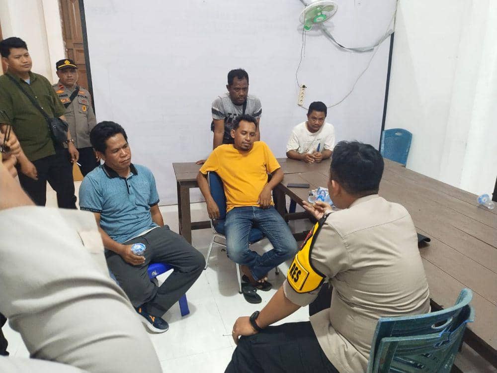 Ketua Bawaslu Buton Tengah, Helius Udaya, usai dievakuasi aparat kepolisian, Selasa (3/12/2024)/Istimewa