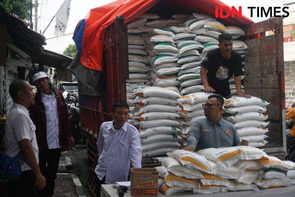 Direktur Utama Perum Bulog Wahyu Suparyono memastikan stok beras untuk persediaan selama momen Natal 2024 dan tahun baru 2025 (Nataru). (IDNTimes/Tunggul Damarjati)