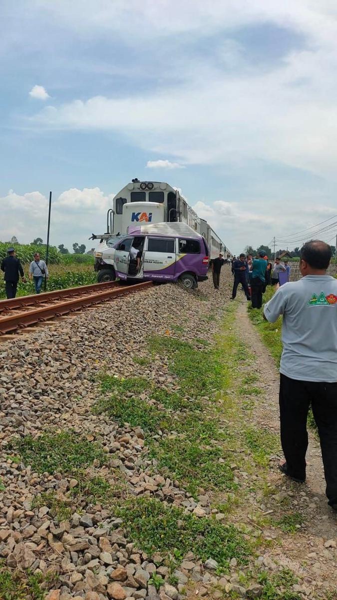 Mobil Ambulans RSUD Gambiran Kediri Tertabrak Kereta Api
