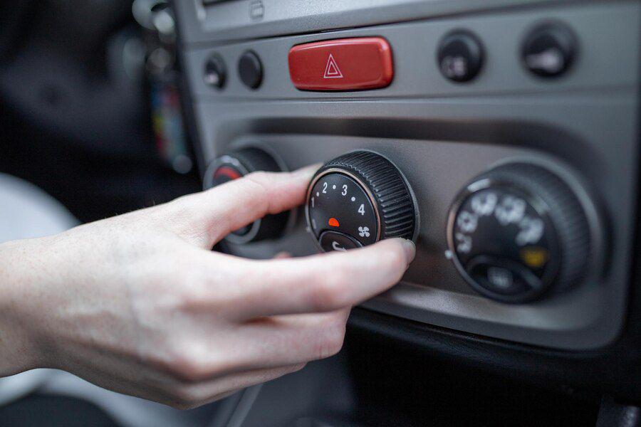 5 Penyebab AC Mobil Berbau Menyengat