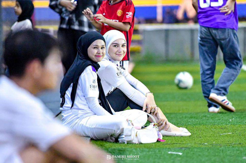 Irish Bella nonton suami main bola (instagram.com/_irishbella_)
