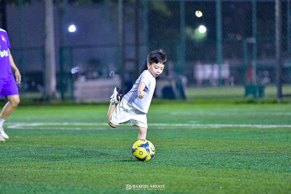 Irish Bella nonton suami main bola (instagram.com/_irishbella_)