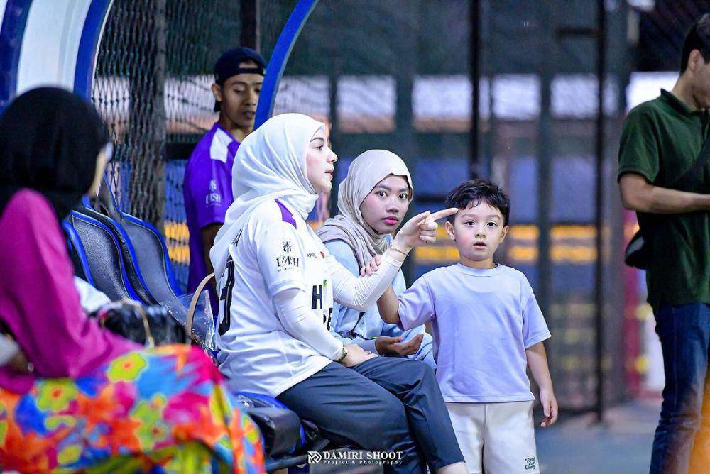 Irish Bella nonton suami main bola (instagram.com/_irishbella_)