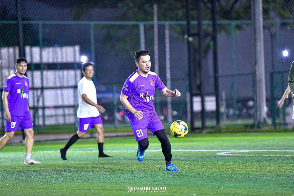Irish Bella nonton suami main bola (instagram.com/_irishbella_)