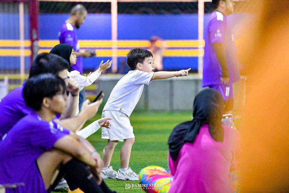 Irish Bella nonton suami main bola (instagram.com/_irishbella_)