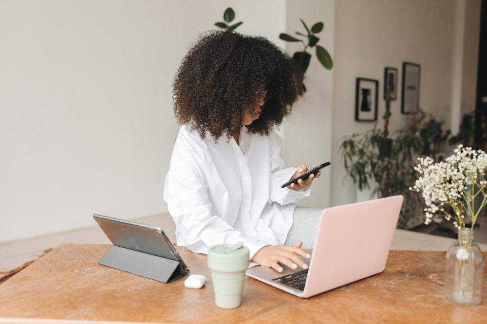 Ilustrasi seseorang multitasking (pexels.com/Polina Tankilevitch)