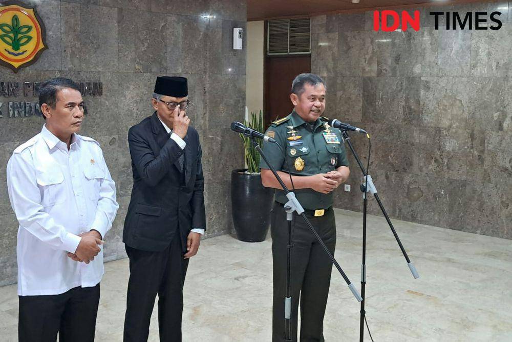Menteri Pertanian (Mentan) Andi Amran Sulaiman, Menteri Pekerjaan Umum (PU) Dody Hanggodo, bersama Kepala Staf Angkatan Darat (KSAD) Jenderal TNI Maruli Simanjuntak. (IDN Times/Trio Hamdani)