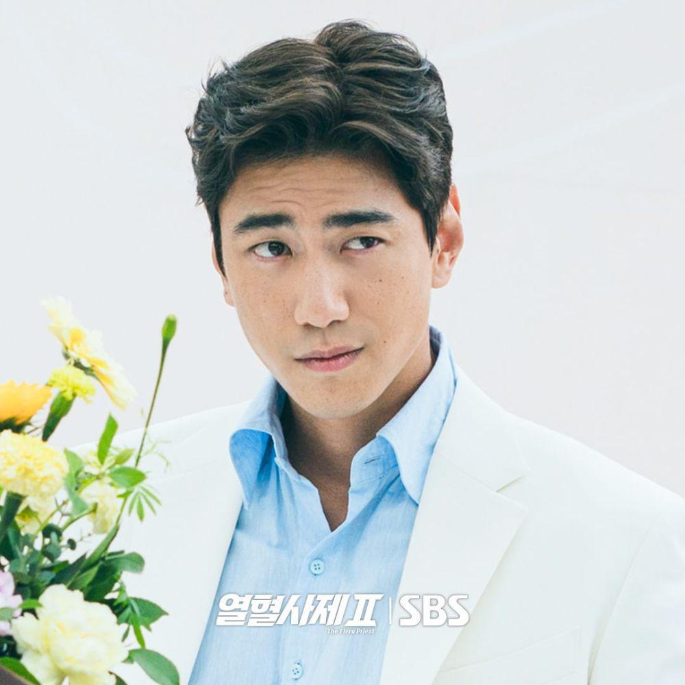 7 Skill Kim Hong Sik Jadi Pemimpin Kartel di Drakor The Fiery Priest 2