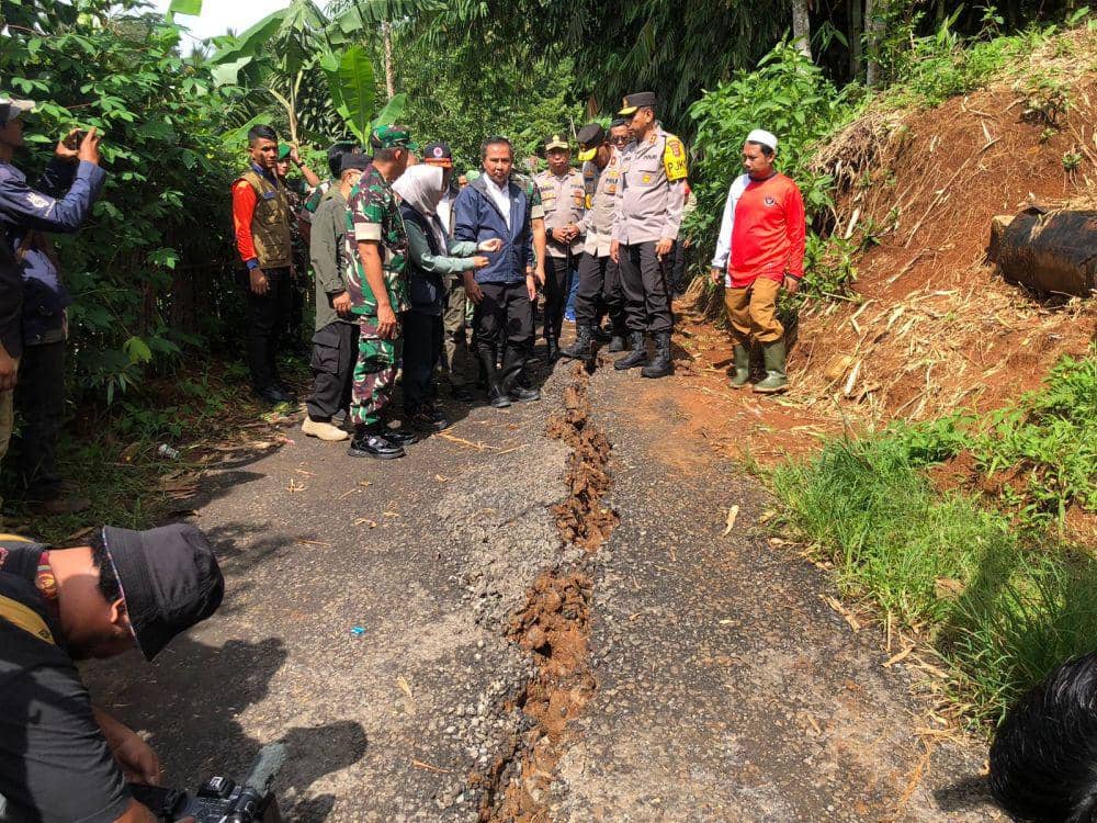 Pj Gubernur Jabar Bey saat meninjau lokasi bencana di Sukabumi (IDN Times/Istimewa)