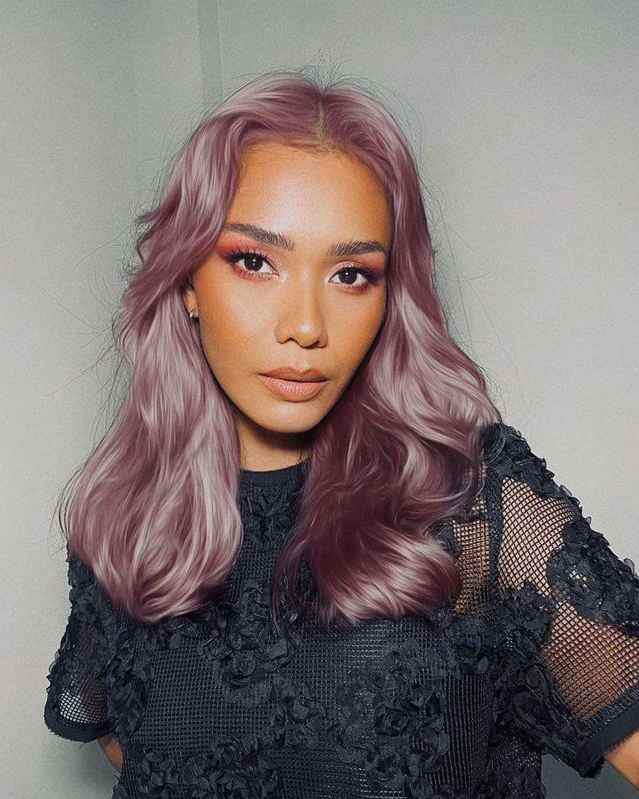 referensi makeup tan skin ala Adinia Wirasti (instagram.com/adiniawrst)