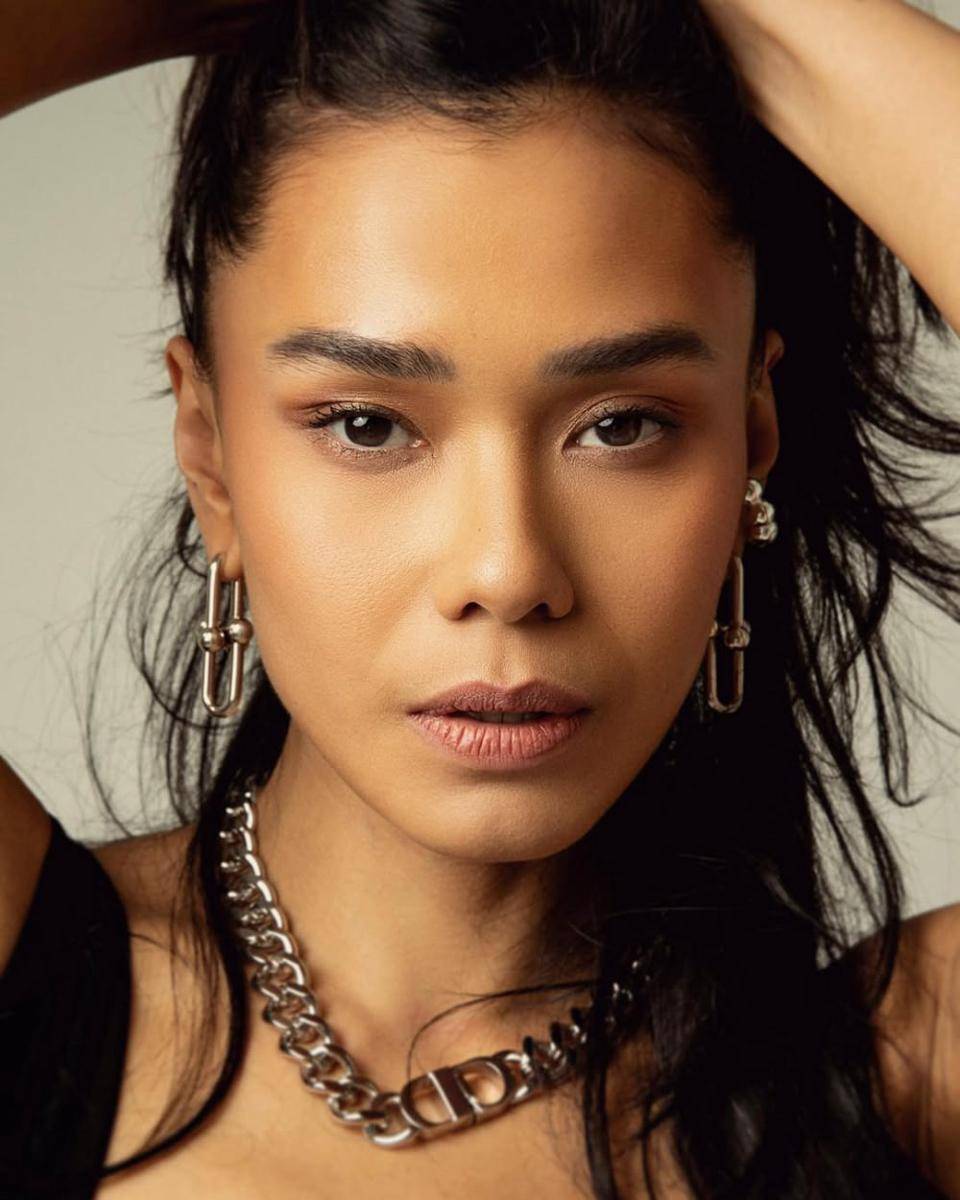 referensi makeup tan skin ala Adinia Wirasti (instagram.com/adiniawrst)