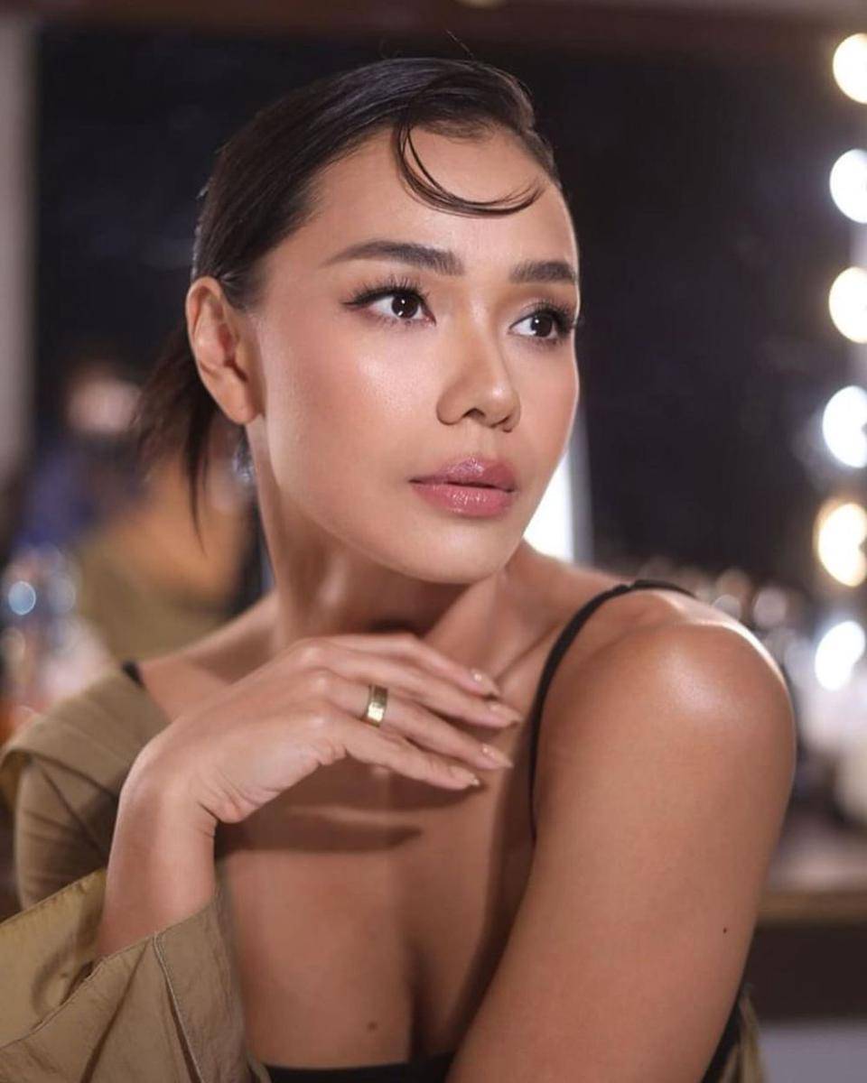 referensi makeup tan skin ala Adinia Wirasti (instagram.com/adiniawrst)