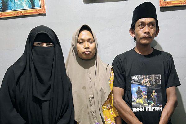 7 Potret Umi Pipik Berkunjung ke Rumah Sunhaji Penjual Es Teh