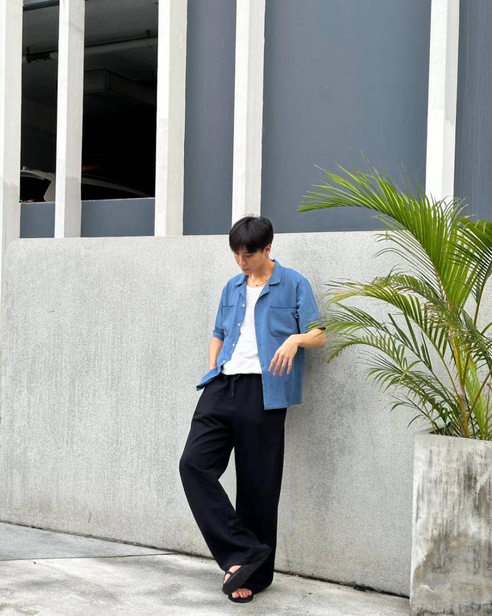 OOTD pakai sendal ala Junior Panachai (Instagram.com/junniorrs)