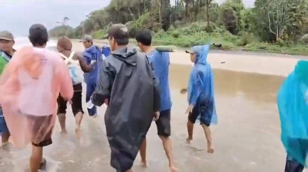 Hasil tangkap layar, warga yang menggotong seorang ibu melahirkan. (IDN Times/Istimewa)
