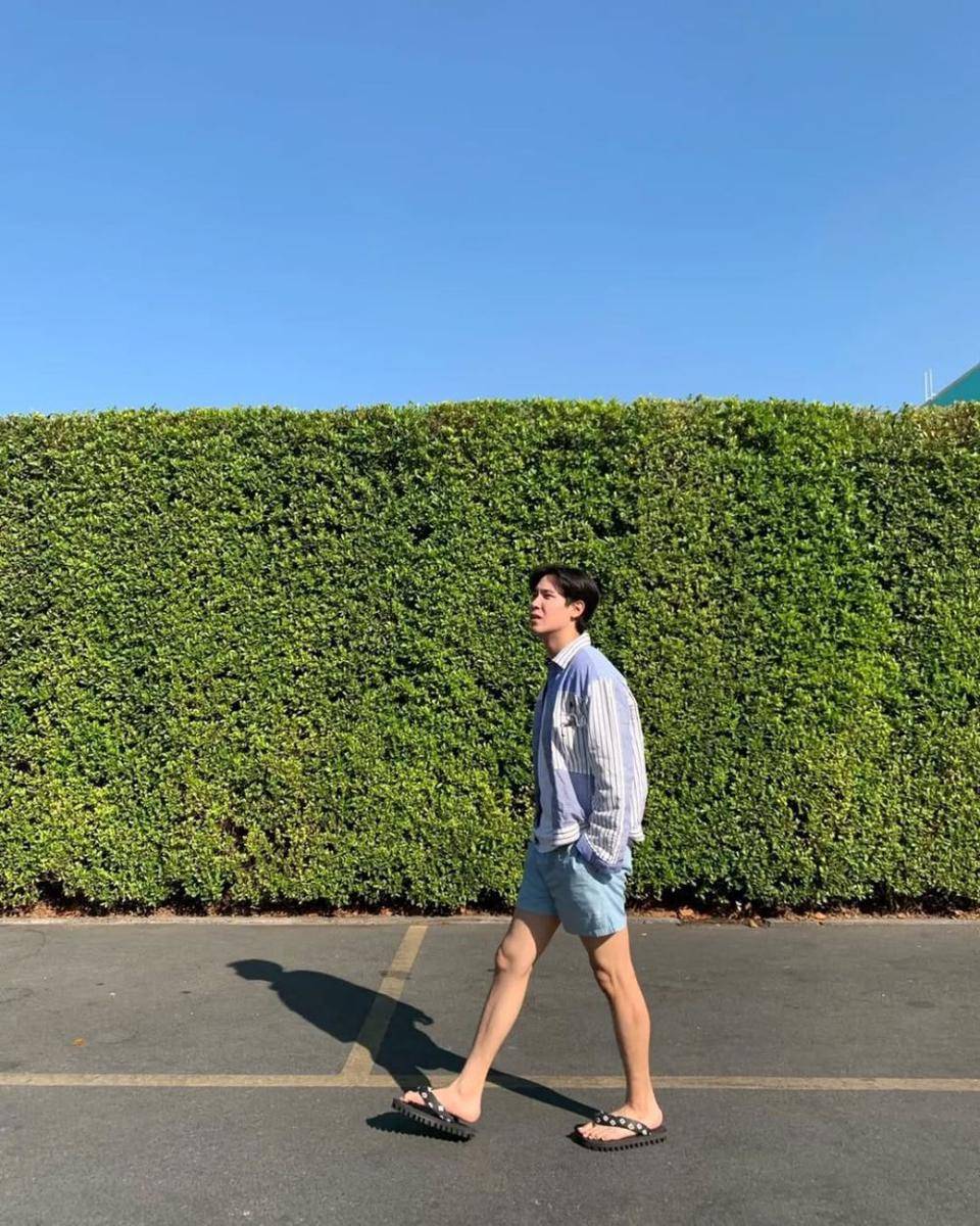 OOTD pakai sendal ala Junior Panachai (Instagram.com/junniorrs)